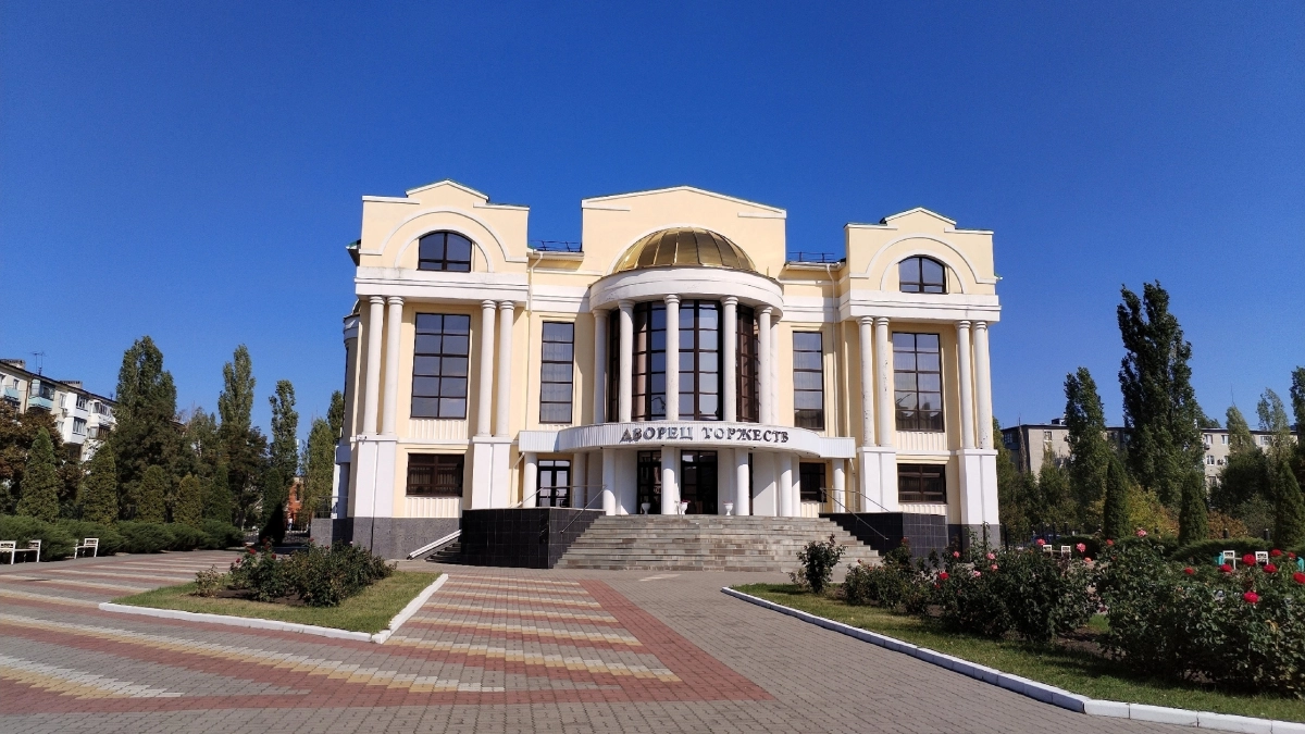 В Лисках территория у Дворца торжеств преобразится в современный сквер с арт-объектами, фотозонами и детской площадкой