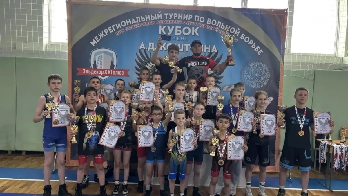 Лискинские борцы привезли 19 медалей с межрегионального турнира в Курске и заняли первое общекомандное место