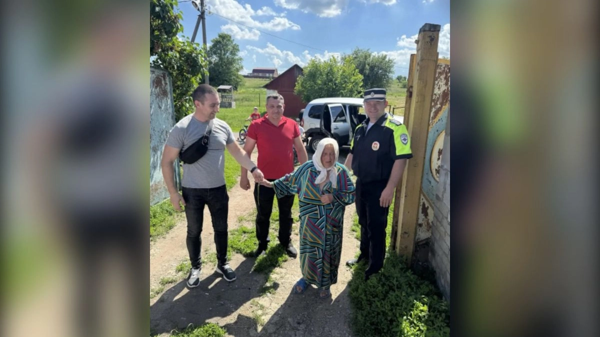 В Воронежской области полицейские и волонтёры "Лизы Алерт" спасли 78-летнюю пенсионерку, найденную в поле без сознания