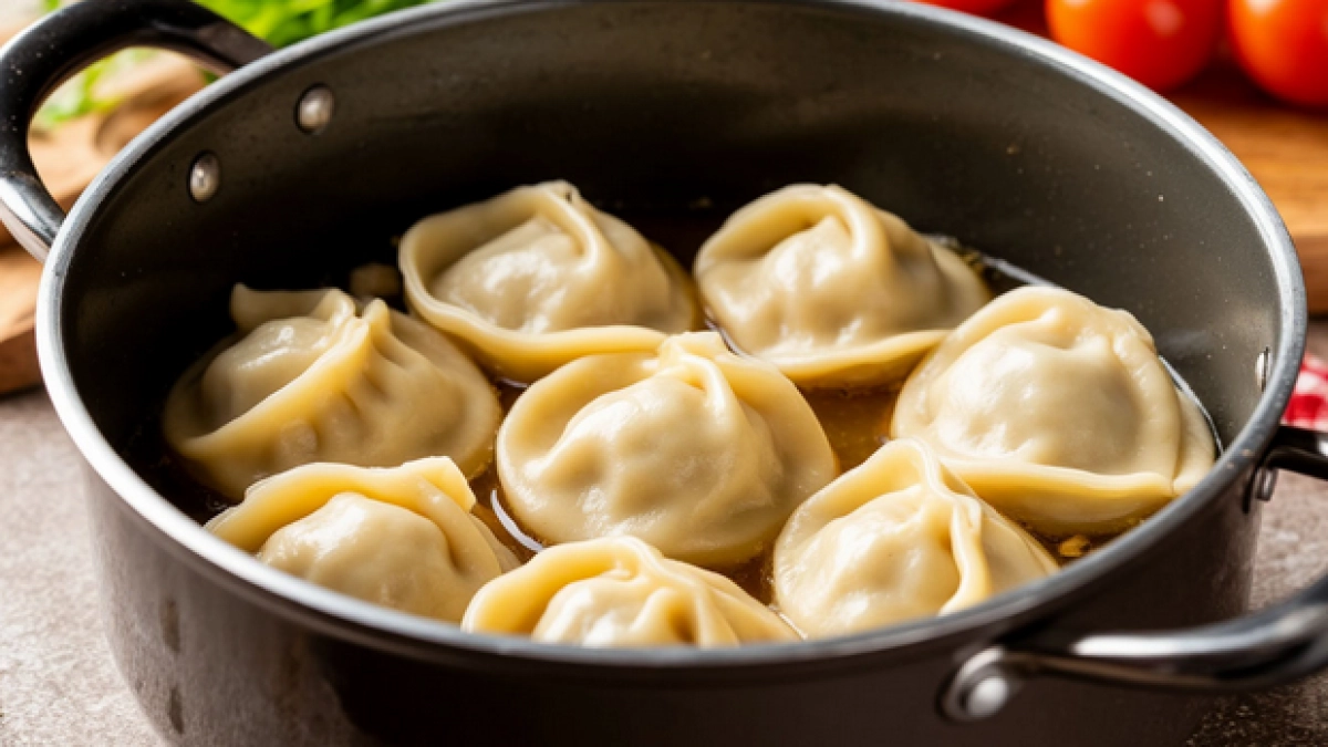 Пельмени получатся вкуснейшими: вот что нужно добавить в кастрюлю - не лук и не перец