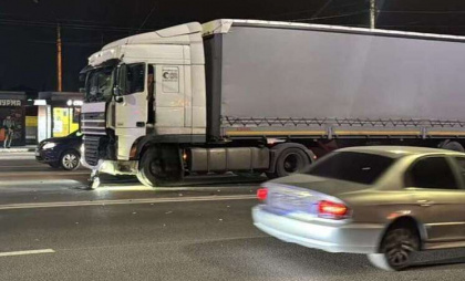 В Воронеже под колесами фуры погибла женщина