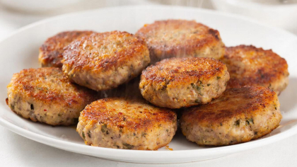 2 ложки в фарш — и котлеты выше всяких похвал: реально сочные, нежные и тающие во рту — во много раз вкуснее, чем ресторанные